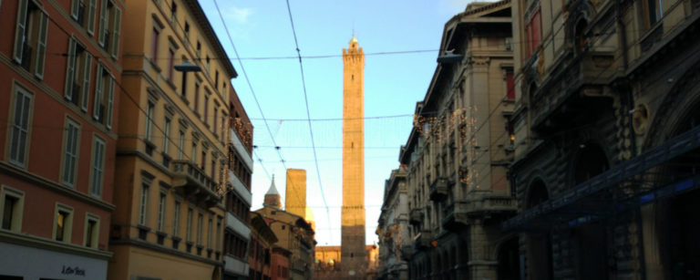 Subindo na Torre degli Asinelli, em Bolonha