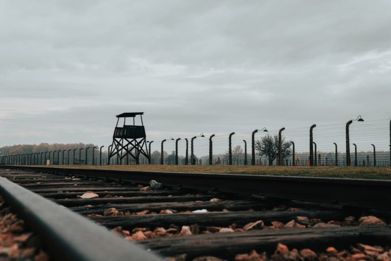 Por que você não deve tirar fotos sorrindo em Auschwitz