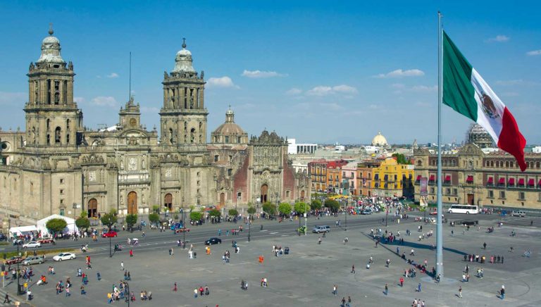 Jovem Larga Tudo para viver na Cidade do México