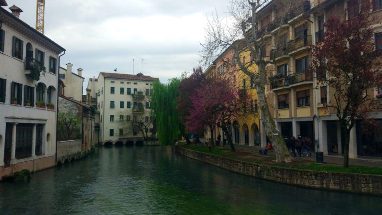 Um dia cinzento entre as cores de Treviso, na Itália