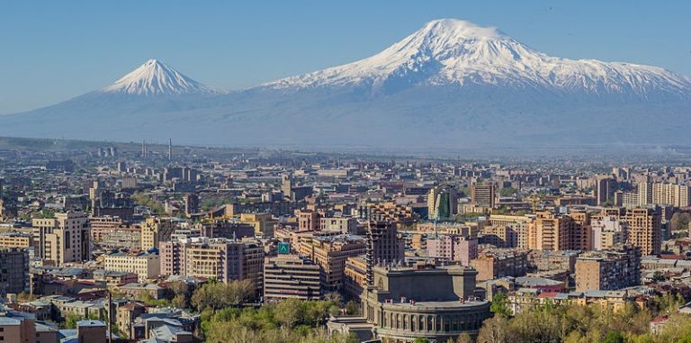 Jovem Larga Tudo para morar em Yerevan, na Armênia