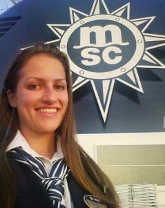 Mulher trabalhando em cruzeiro da MSC