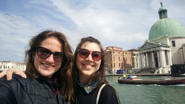 Duas mulheres em frente a um canal em Veneza