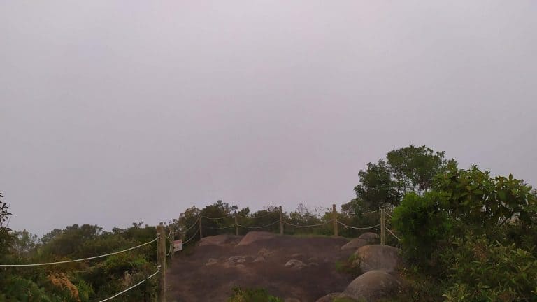 Mirante da Pedra da Macela, com o céu todo cinza de neblina