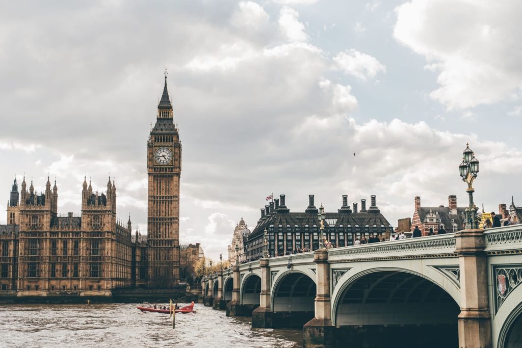 Vista de Londres, com o parlamento, o Big Ben e a ponte de Westminster ao lado