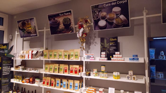 Prateleiras com produtos feitos com cannabis numa loja na Itália