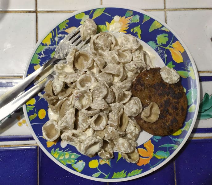 Prato de macarrão feito com farinha de cannabis