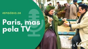 De um lado, um fundo verde com um microfone onde se lê "episódio 8: Paris, mas pela TV"e, do outro, Rose e Abe, da série Marvelous Mrs Maisel, comendo em um banco em Paris em cena da série