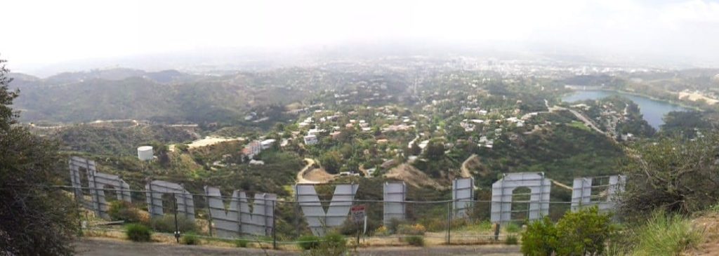 Vista de Los Angeles do alto, por trás do letreiro de Hollywood