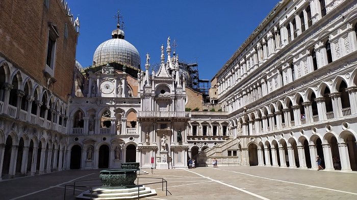 Vista do pátio dentro do Palazzo Ducale em Veneza