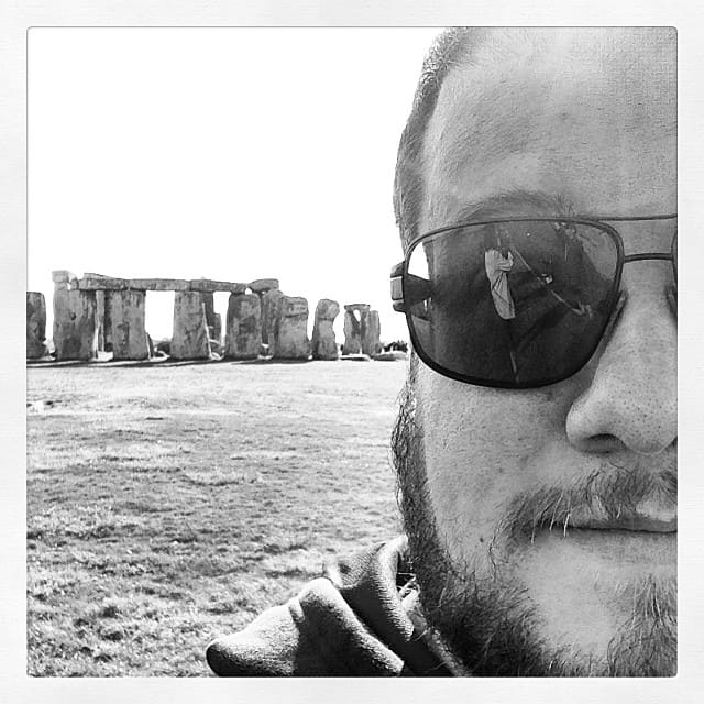 Foto em p&b, selfie em Stonehenge, na Inglaterra