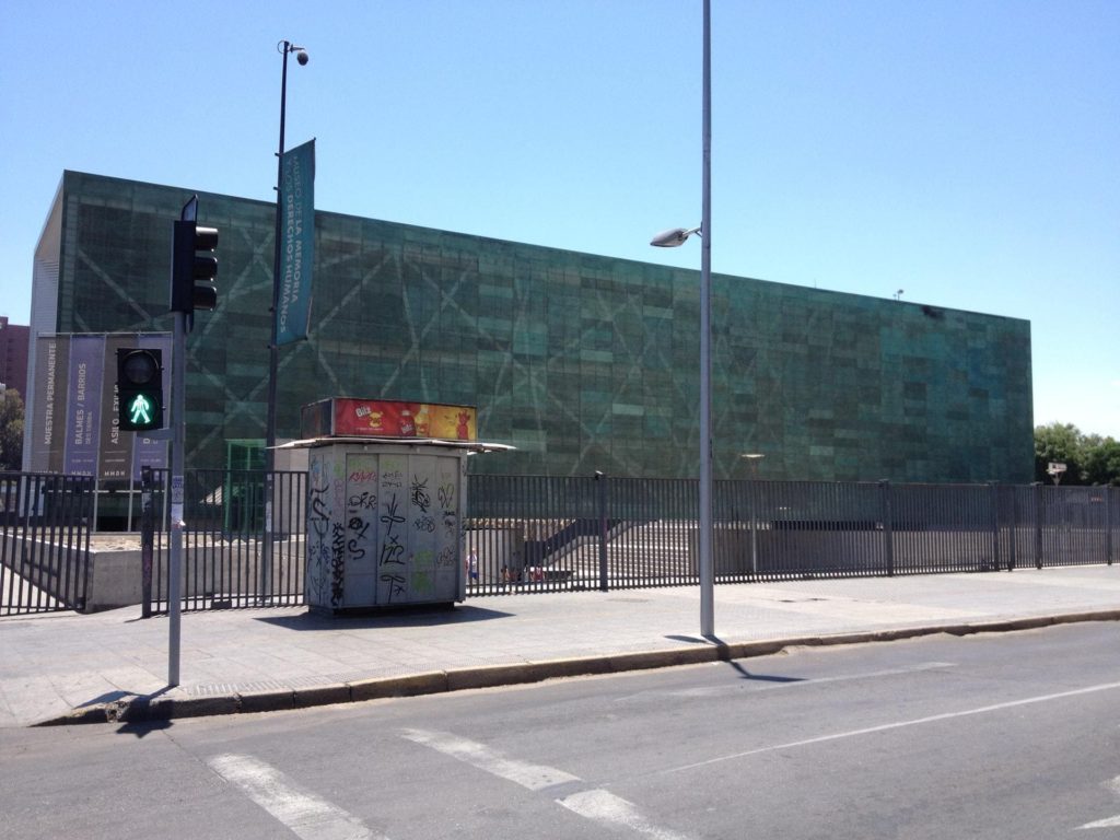 Fachada do Museu da Memória e dos Direitos Humanos em Santiago