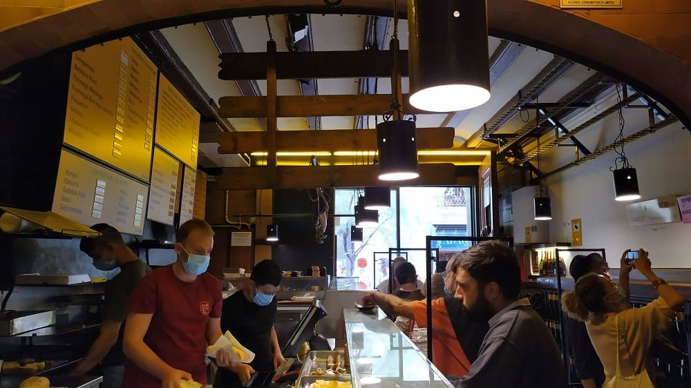 Bar de tapas em Barcelona com os espaços entre clientes separados 