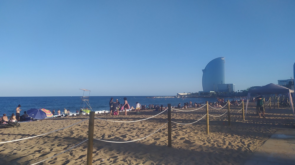 Praia de San Sebastià em Barcelona durante a pandemia