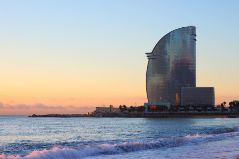 Fui numa praia naturista em Barcelona e olha no que deu