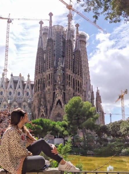 Sentada em frente à Sagrada Família, em Barcelona