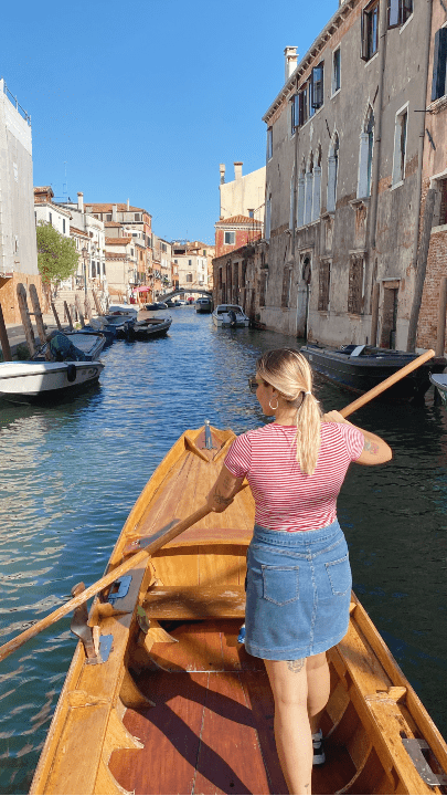 Aula de gôndola em Veneza