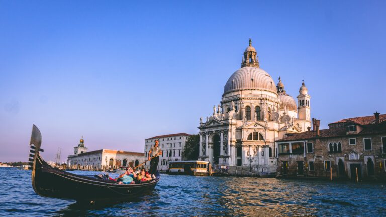 Fiz uma aula de gôndola em Veneza e todos sobreviveram