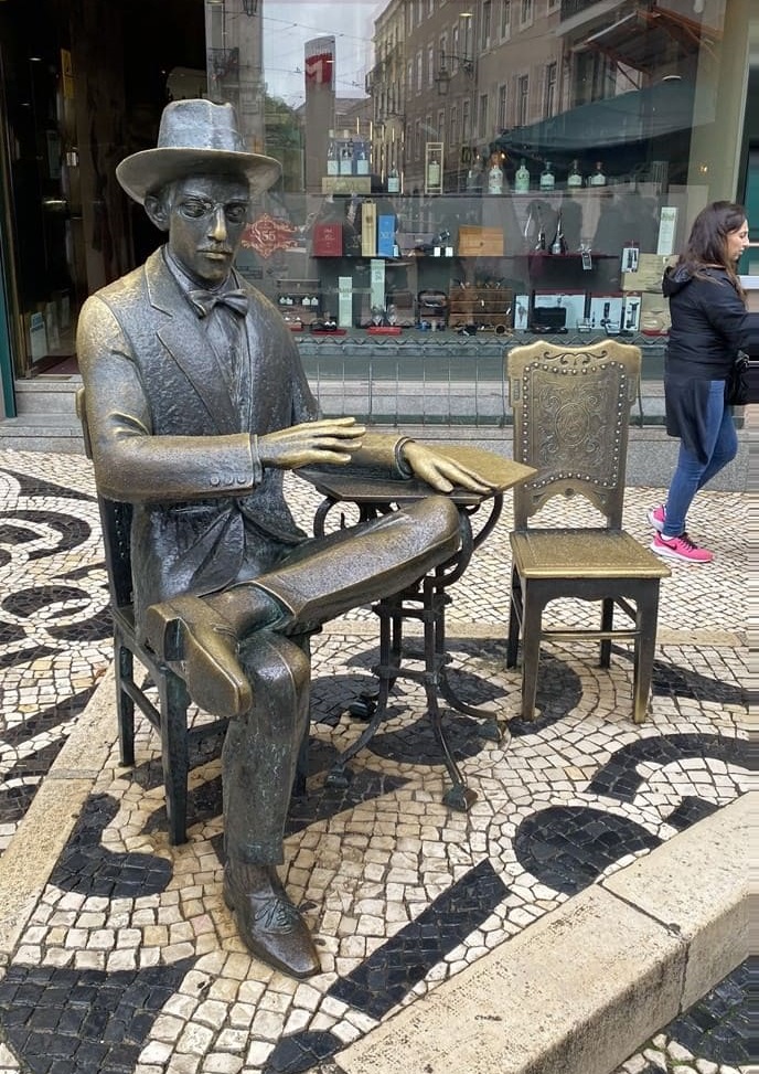 Estatua de Fernando Pessoa em Lisboa
