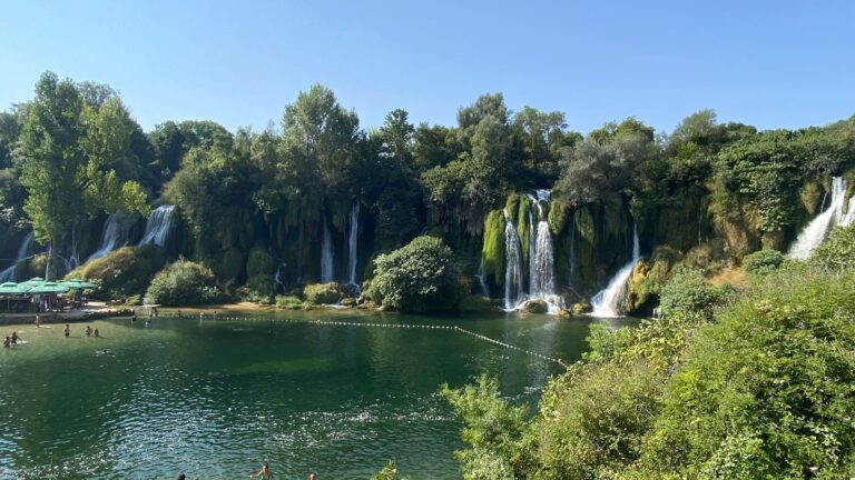 Um dia nas Cascatas de Kravica, na Bósnia-Herzegovina